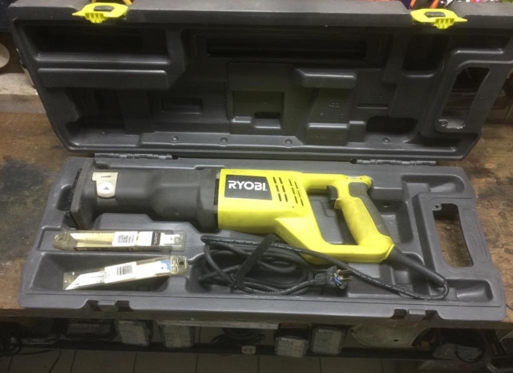 Ryobi reciprocating saw 220 volts corded with blades (wood and metal)